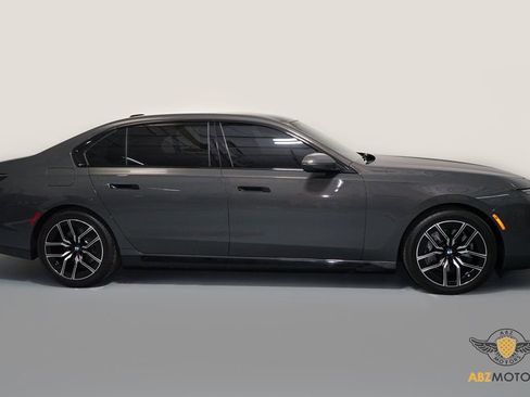 Used 2024 BMW 740i w/ Premium Package image 4