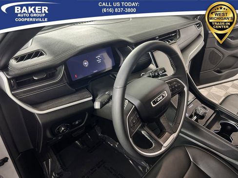 Used 2024 Jeep Grand Cherokee Limited w/ Black Appearance Package image 11