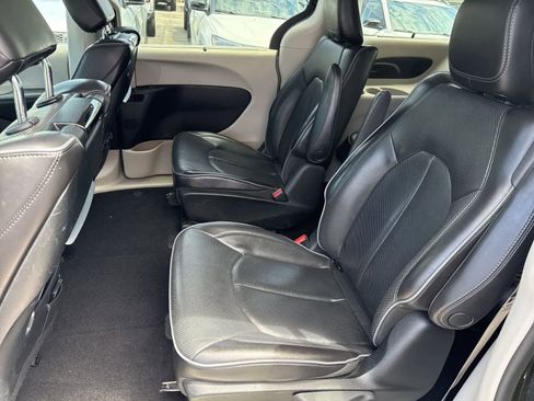 Used 2019 Chrysler Pacifica Limited w/ Advanced Safetytec Group FWD image 9