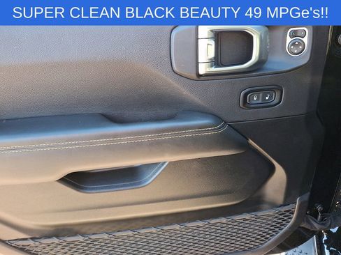 Used 2025 Jeep Wrangler Unlimited Sahara AWD/4WD image 13