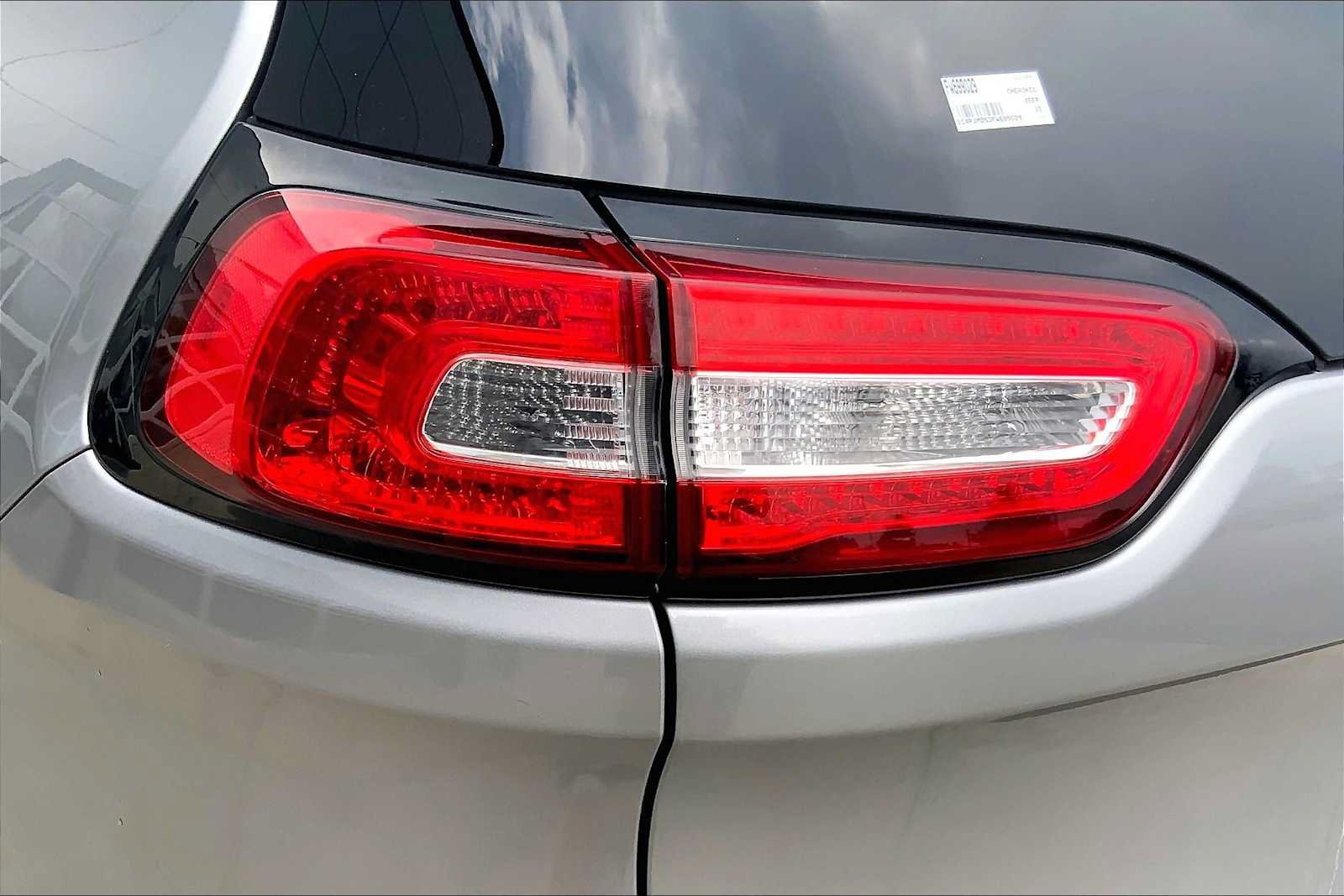 Used 2015 Jeep Cherokee Limited w/ Luxury Group AWD/4WD image 28