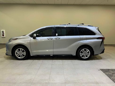 Used 2025 Toyota Sienna Limited image 3