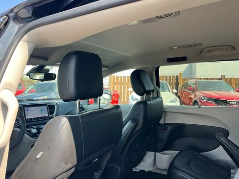 Used 2023 Chrysler Pacifica Touring-L FWD image 10