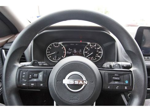 Used 2023 Nissan Rogue SV image 9