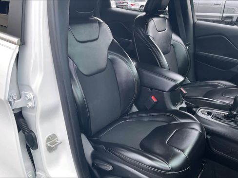 Used 2019 Jeep Cherokee Latitude Plus w/ Comfort/Convenience Group image 10