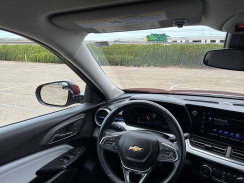Used 2025 Chevrolet Trax LT w/ LT Convenience Package FWD image 33