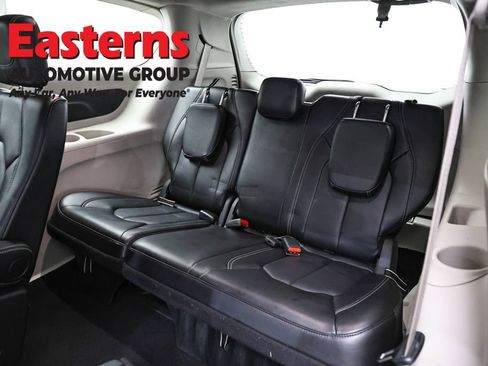 Used 2024 Chrysler Pacifica Touring-L FWD image 26