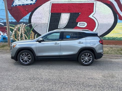 Used 2023 GMC Terrain SLT w/ Infotainment Package II image 3