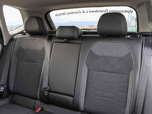 New 2025 Volkswagen Taos SE w/ Black Wheel Package FWD image 17