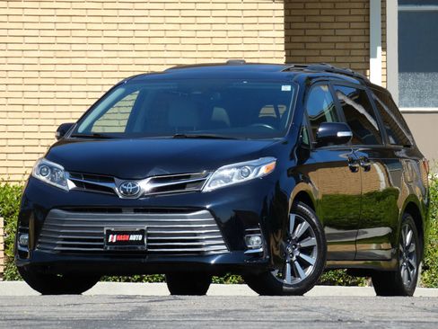 Used 2018 Toyota Sienna Limited image 2
