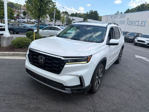 Used 2025 Honda Pilot Touring image 3