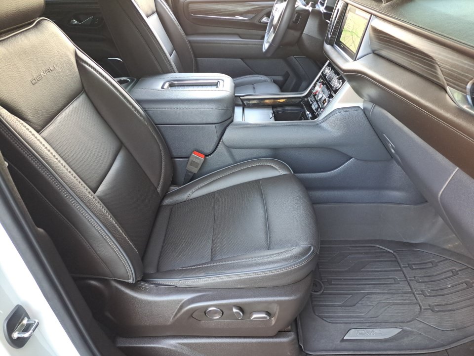 Used 2023 GMC Yukon XL Denali w/ Advanced Technology Package AWD/4WD image 14