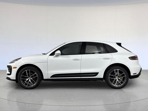 Certified 2025 Porsche Macan image 2