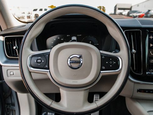 Used 2018 Volvo XC60 T5 Momentum w/ Convenience Package AWD/4WD image 12