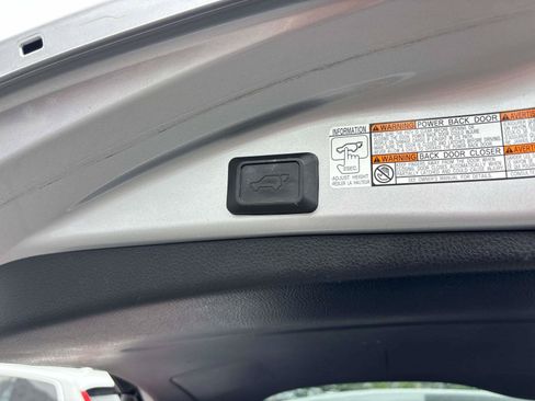 Used 2018 Toyota RAV4 XLE AWD/4WD image 14