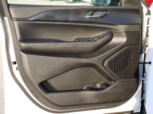 New 2025 Jeep Grand Cherokee Laredo w/ Luxury Tech Group I image 9