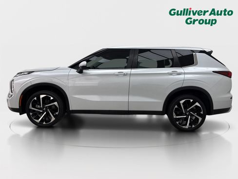 Used 2023 Mitsubishi Outlander SE FWD image 3