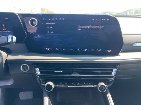 Used 2025 Chevrolet Traverse LT image 18