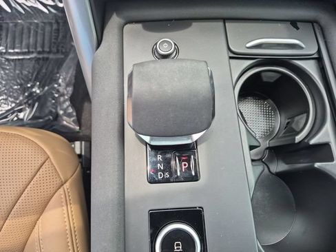 Used 2024 Land Rover Discovery Dynamic SE AWD/4WD image 12