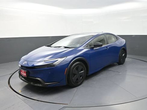 Used 2025 Toyota Prius LE FWD image 3