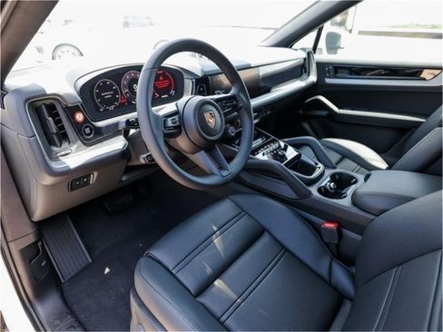 Certified 2025 Porsche Cayenne Coupe AWD/4WD image 4