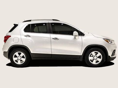 Used 2019 Chevrolet Trax LT w/ LT Convenience Package image 4