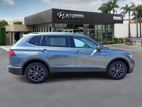 Used 2022 Volkswagen Tiguan SE FWD image 2