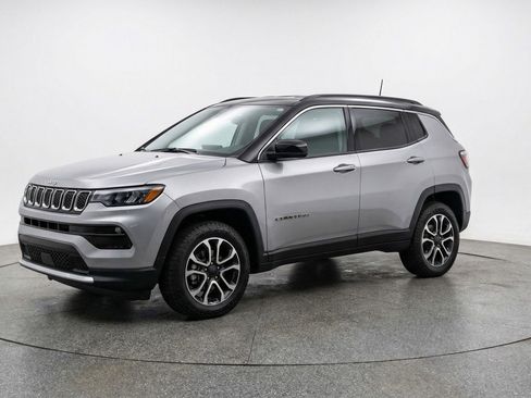Used 2025 Jeep Compass Trailhawk image 3