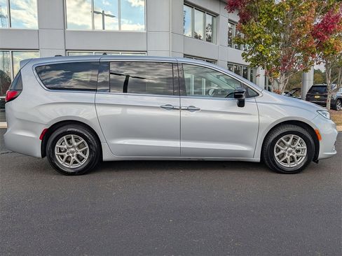 Used 2024 Chrysler Pacifica Touring-L image 3