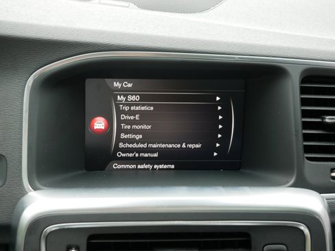 Used 2018 Volvo S60 T5 Inscription Platinum w/ Climate Package AWD/4WD image 16
