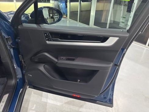 Used 2024 Porsche Cayenne S image 34