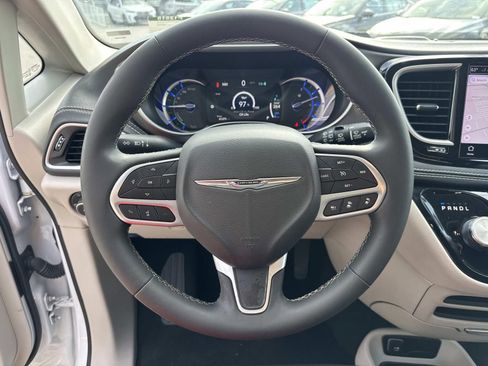Used 2024 Chrysler Pacifica Limited FWD image 22