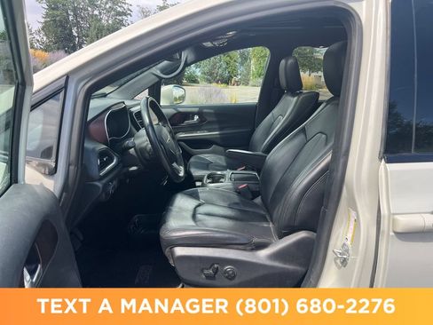 Used 2019 Chrysler Pacifica Touring-L FWD image 11
