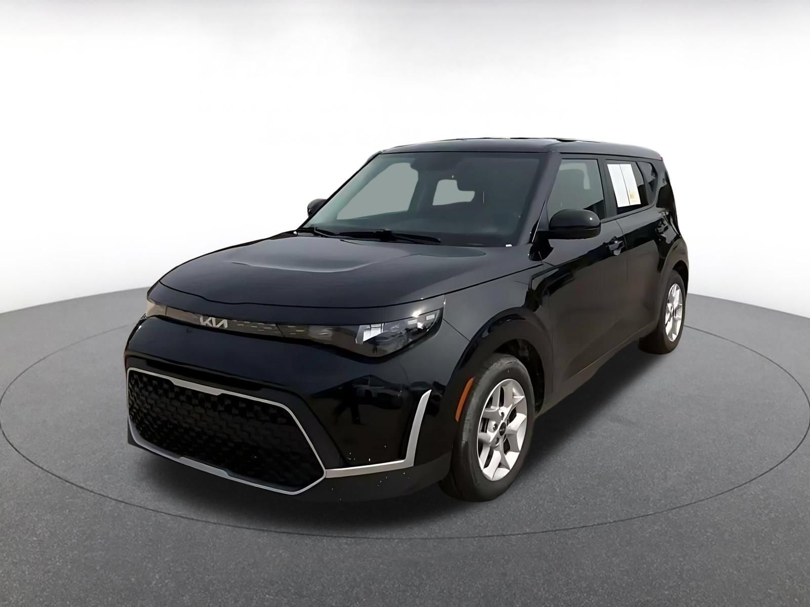 Used 2025 Kia Soul LX w/ LX Technology Package FWD image 4