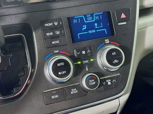 Used 2017 Toyota Sienna LE image 26