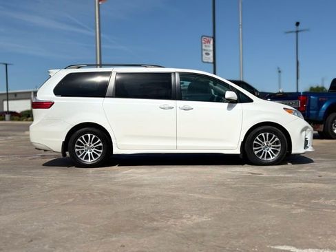Used 2020 Toyota Sienna XLE w/ XLE Navigation Package image 6