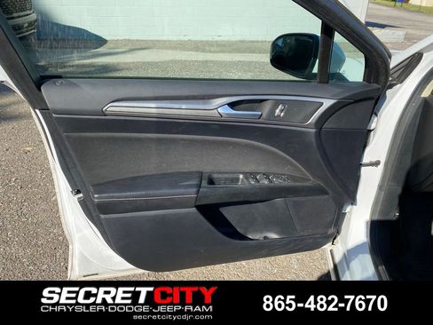 Used 2019 Ford Fusion SE FWD image 12