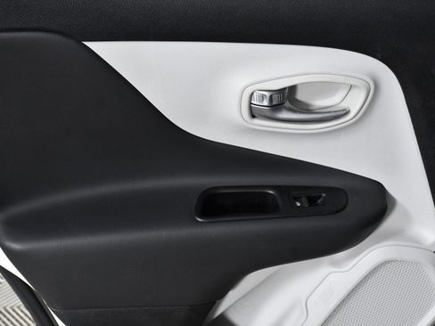 Used 2020 Jeep Renegade Limited image 23