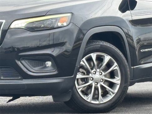 Used 2019 Jeep Cherokee Latitude Plus image 2