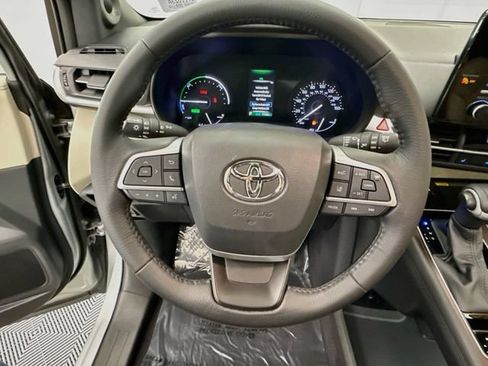 Used 2021 Toyota Sienna XLE w/ XLE Plus Package FWD image 11
