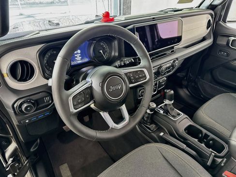Used 2025 Jeep Wrangler Unlimited Sahara AWD/4WD image 11