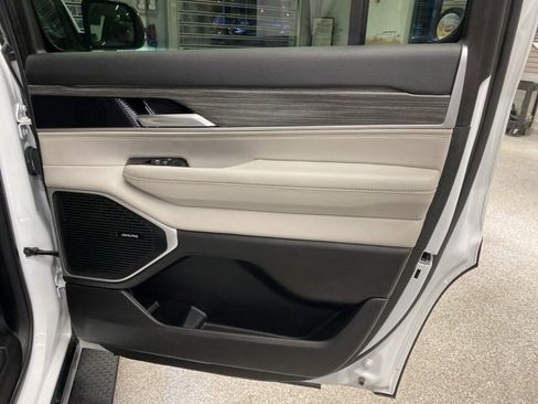 Used 2024 Jeep Wagoneer Series II image 36