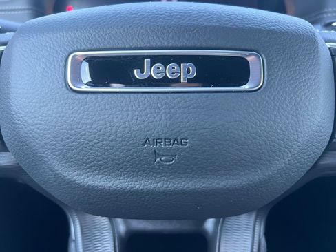 New 2025 Jeep Grand Cherokee Laredo image 5