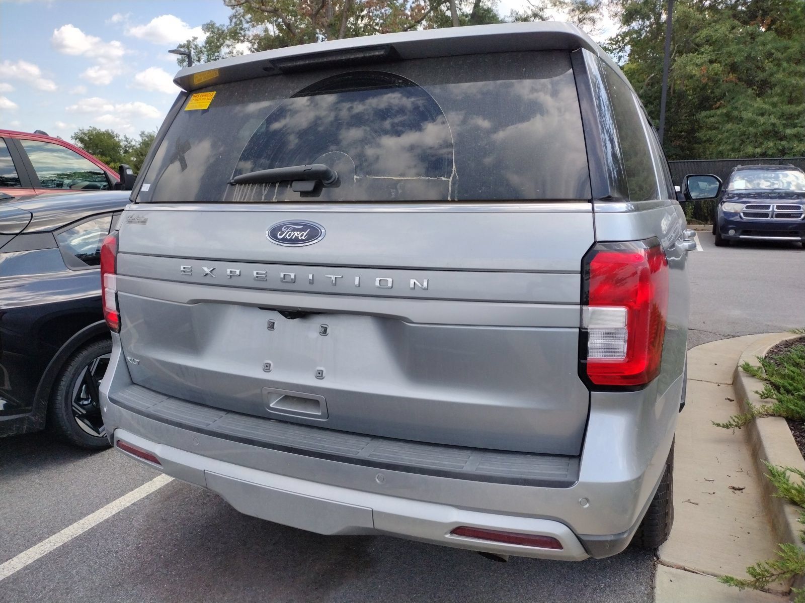 Used 2024 Ford Expedition XLT RWD image 5