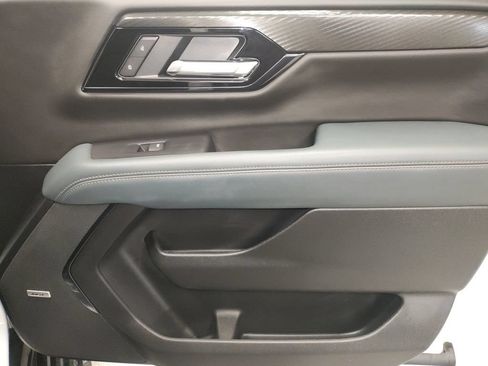 Used 2025 GMC Yukon AT4 w/ AT4 Premium Plus Package AWD/4WD image 9
