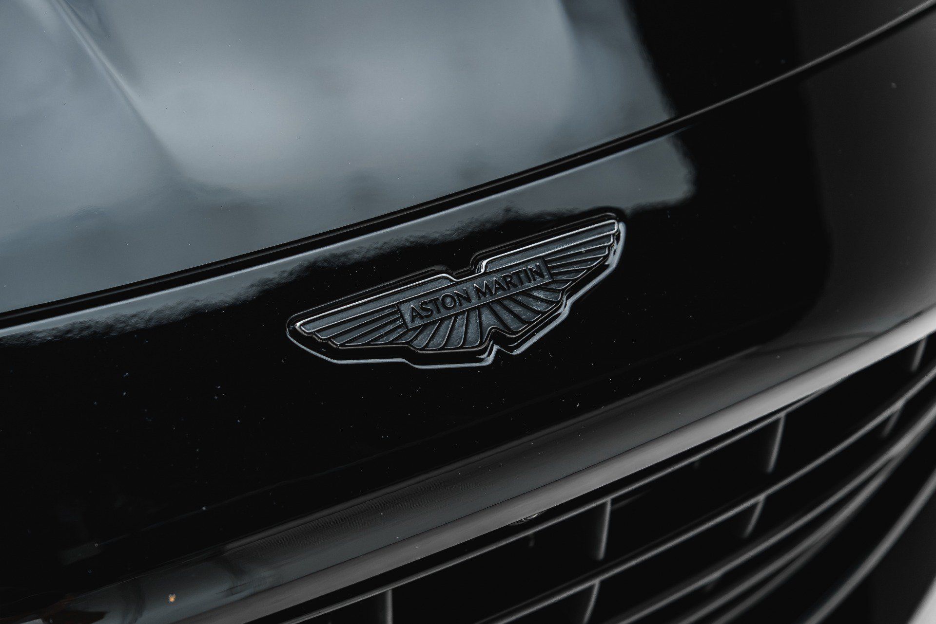 Used 2025 Aston Martin V8 Vantage Coupe RWD image 22