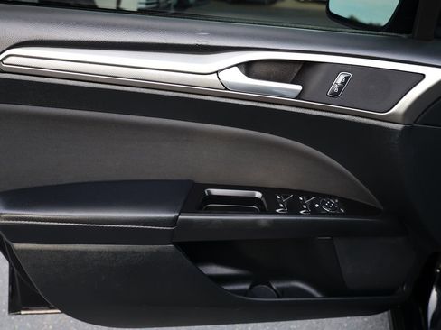 Used 2017 Ford Fusion SE w/ Fusion SE Technology Package FWD image 9