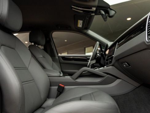 Used 2023 Porsche Cayenne image 44