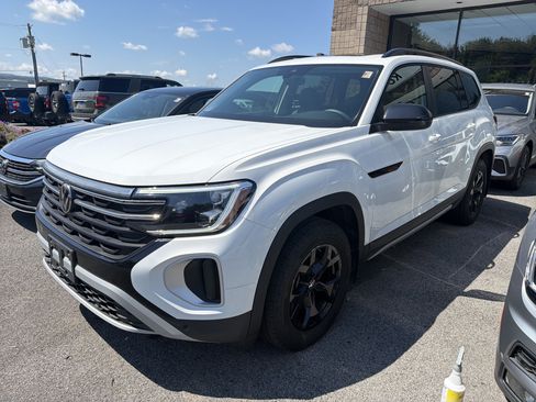 Used 2024 Volkswagen Atlas Peak Edition SE AWD/4WD image 4