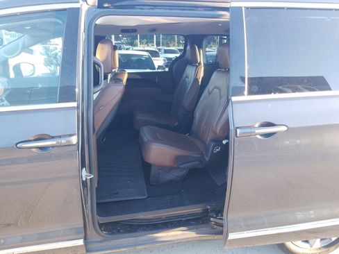 Used 2018 Chrysler Pacifica Limited w/ Tire & Wheel Group image 11